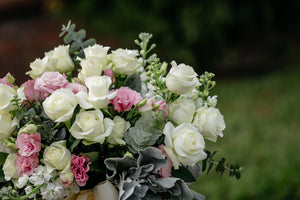 Rosas & Lisianthus tonos Blancos y Rosas