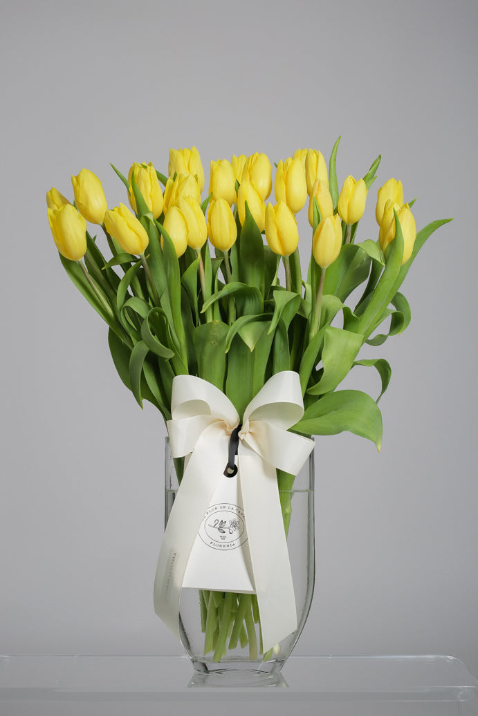 Arreglo de Tulipanes amarillos en base hoja
